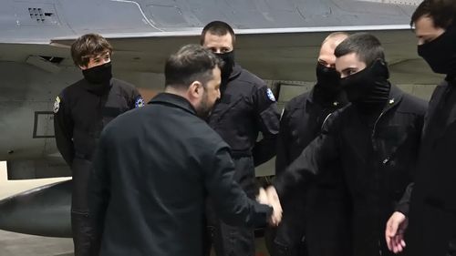 FOTOGALERIE Imagini cu președintele Zelenski la discuții cu piloții ucraineni antrenați la Baza Borcea. Militarii din Ucraina, protejați cu cagule