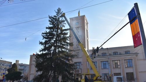 Primăria Bârlad renunță la iluminatul de sărbători / Primarul: ”Vom avea bradul de Crăciun, sperăm să-l realizăm”
