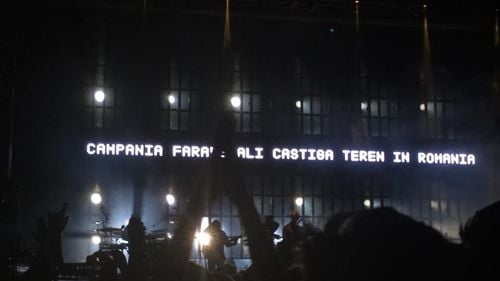 Mesaje anti-PSD proiectate pe un ecran gigantic de trupa Massive Attack la concertul din București