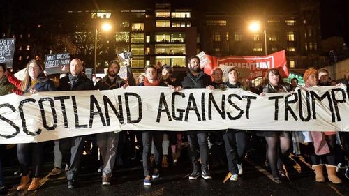 Sute de persoane au manifestat în Scoţia împotriva vizitei private a preşedintelui SUA, care deține terenuri de golf în orașele Edingurgh și Aberdeen