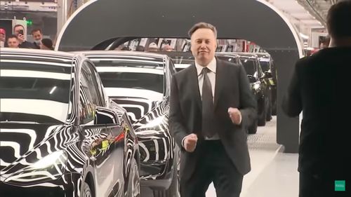 Elon Musk neagă acuzaţiile că ar fi hărţuit sexual o însoţitoare de bord în 2016 / Acţiunile Tesla au scăzut cu 6%