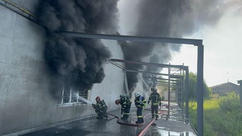 Incendiu în Ungheni (Mureș), la o hală de depozitare calculatoare / Două persoane s-au intoxicat cu fum