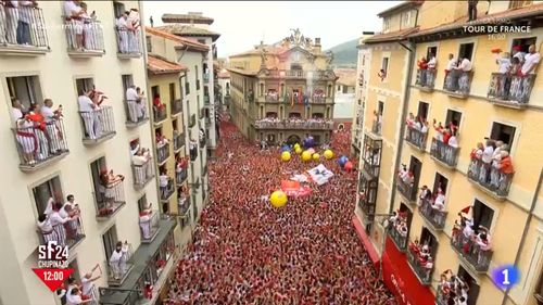 VIDEO Sărbătoarea de San Fermin a început în Pamplona: O mare de oameni îmbrăcați în alb cu eșarfe roșii continuă o tradiție din Evul Mediu