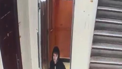 Un copil în vârstă de 8 ani a dispărut de acasă, din Sectorul 4 / Imagini cu momentul în care iese din lift