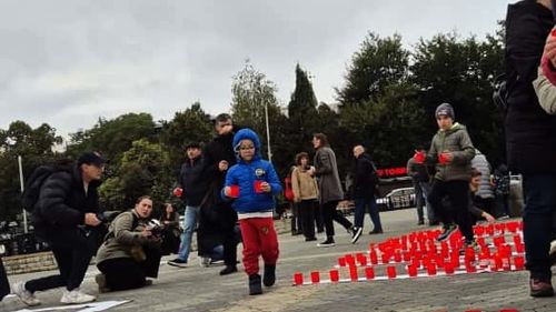GALERIE FOTO Peste 100 de persoane au ținut un moment de reculegere la Iaşi pentru copiii morți la Spitalul ”Sfânta Maria” / ”Neam ucis de nosocomiale”, mesajul scris din candele la evenimentul organizat la inițiativa Declic și RESET