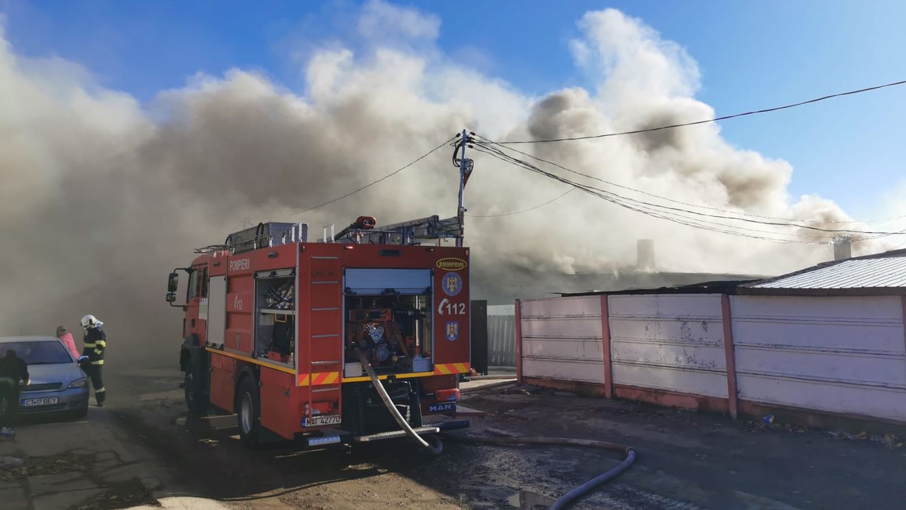 UPDATE Incendiu la Constanța: Mai multe locuințe sociale au luat foc/ Intervenția pompierilor e dificilă din cauza vântului și a caselor foarte apropiate