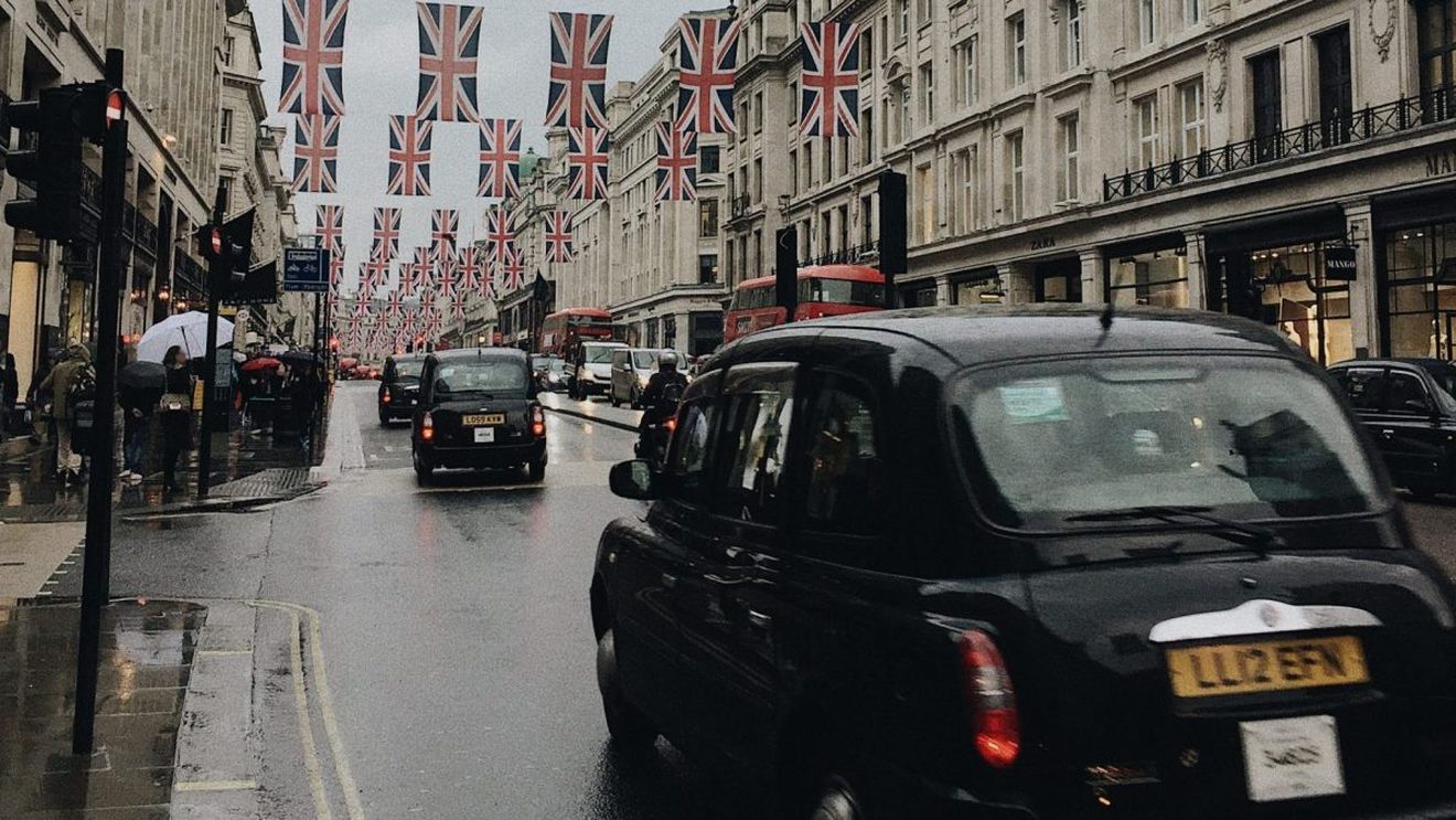 Marea Britanie va interzice automobilele echipate cu motoare pe benzină şi motorină din 2035, chiar și pe cele hibride