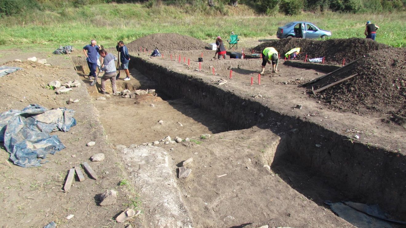 Voluntari din patru ţări europene cercetează situl castrului roman de la Micia, unul dintre cele mai importante din Dacia Romană / ”Încercăm să-i învăţăm cultura şi civilizaţia românească”
