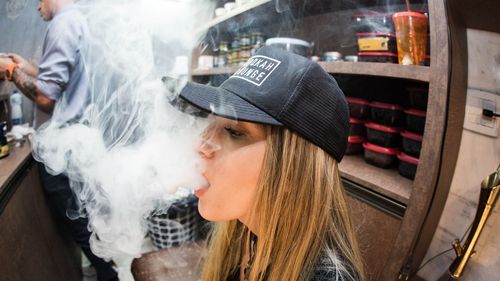 Marea Britanie introduce o nouă taxă pe vaping începând cu 2026
