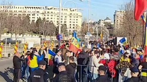 Circa 70 de persoane s-au adunat în Piața Constituției pentru a manifesta pentru candidatura pro-rusului Călin Georgescu