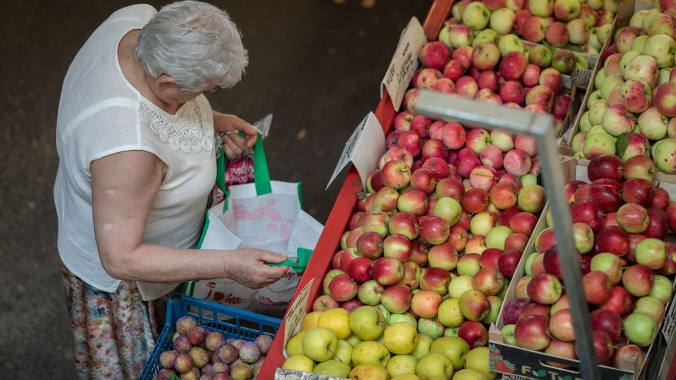 A fost închis un depozit de legume-fructe din Dâmbovița: vindea mere din Polonia ca fiind mere de Voinești, varză din Macedonia ca fiind de Slobozia Moară și cartofi din Spania ca fiind de Lunguleţu