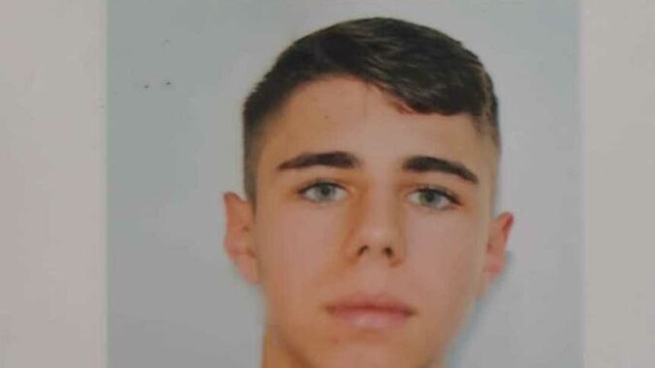 Un băiat de 15 ani din municipiul Lupeni, judeţul Hunedoara, este căutat de poliţişti / Este dat în urmărire naţională, după ce a plecat de acasă spunând că merge la Petroşani, dar nu s-a mai întors şi nu a putut fi contactat