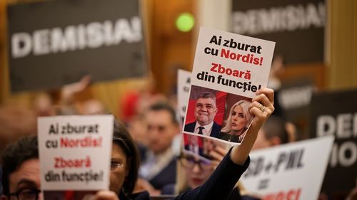 FOTO Demisia premierului Marcel Ciolacu, cerută de opoziție pentru scandalul Nordis / Parlamentarii USR și AUR au protestat cu pancarte în plenul reunit pentru dezbaterea bugetului de stat