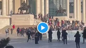 VIDEO Ulan Bator: Protestatarii încearcă să ia cu asalt Palatul Guvernului / În centrul nemulțumirilor - o deturnare de fonduri de aproape 13 miliarde de dolari