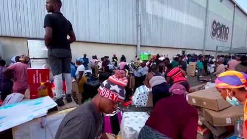 VIDEO Zeci de morţi în Africa de Sud, în cele mai grave violenţe produse în ţară în ultimii ani/ Jafuri și malluri incendiate după încarcerarea fostului președinte Zuma