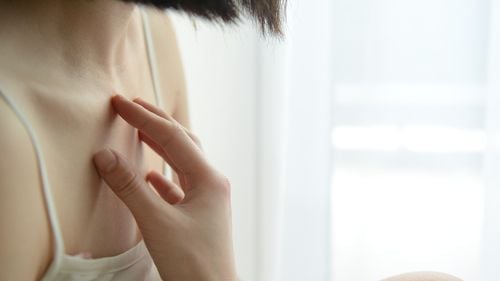 Peste 380.000 de români cu psoriazis sunt în afara evidenţelor medicale oficiale / Teama de a fi judecați de societate: ”Mii de oameni încă trăiesc în tăcere, fără diagnostic, fără tratament” / 43% dintre pacienţi percep boala ca pe o ”ruşine socială”