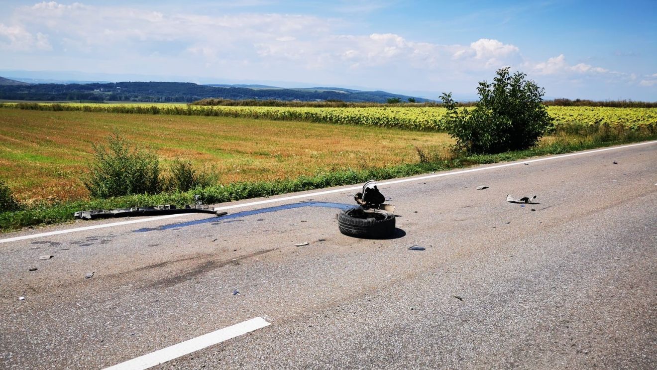Trei copii şi doi adulţi răniţi în accident rutier la ieşire din Dărmăneşti / Nouă persoane au fost implicate, traficul rutier blocat pe ambele sensuri