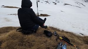 FOTO Salvamontiștii au intervenit pentru a recupera două femei de pe traseul Babele - Crucea Eroilor / Una dintre femei a rămas fără încălţăminte şi a mers desculţă prin zăpadă