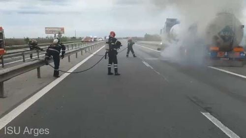 O cisternă cu 30 de tone de motorină și benzină a luat foc pe A1 București-Pitești. Circulația a fost restricționată