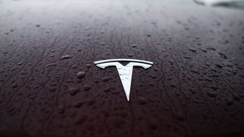 Vânzările anuale ale Tesla au scăzut pentru al doilea an consecutiv și a fost depășită de BYD ca lider mondial în domeniul vehiculelor electrice