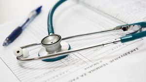 Managerul Institutului de Boli Cardiovasculare din Iași și alți trei medici ai spitalului, puși sub urmărire penală de DNA pentru luare de mită în formă continuată