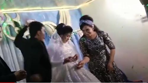 Uzbekistan: Un bărbat a fost inculpat după ce și-a lovit mireasa, în timpul nunții, pentru că l-a învins la un joc