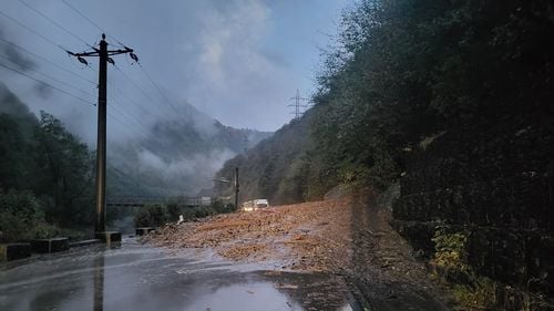 Restricţii de circulaţie, luni, pe mai multe tronsoane ale DN 7 – Valea Oltului, unde se fac lucrări pentru prevenirea căderilor de pietre