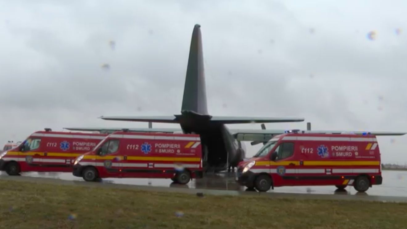 VIDEO Trei pacienți infectați cu Covid, aflați în stare gravă, au fost transportați cu o aeronavă C-27J Spartan a Forţelor Aeriene Române, de la București la Timișoara