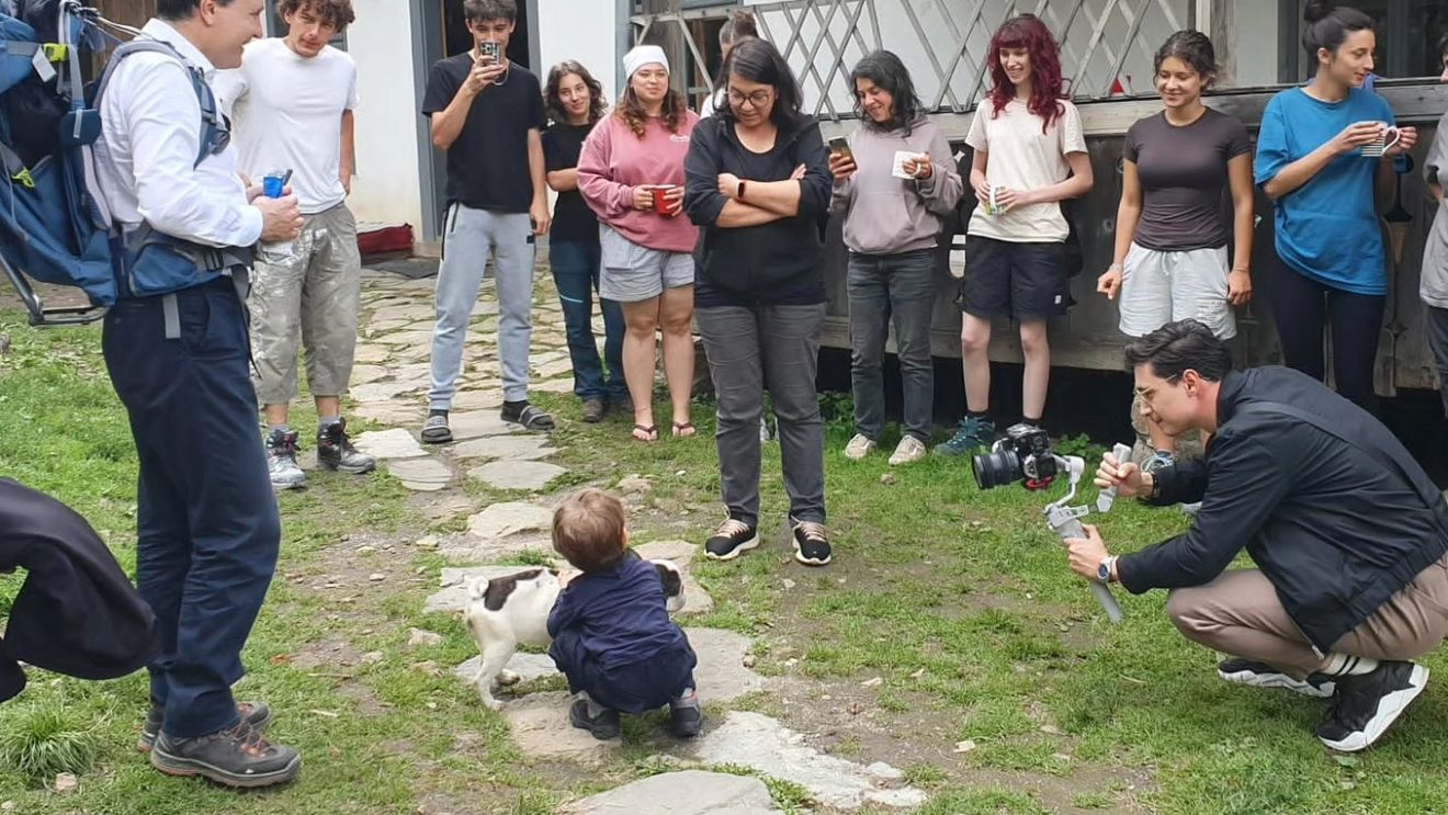 FOTO Preşedintele Nicuşor Dan, împreună cu familia la Roşia Montană / „Vizită surpriză azi, în pauza de prânz!”