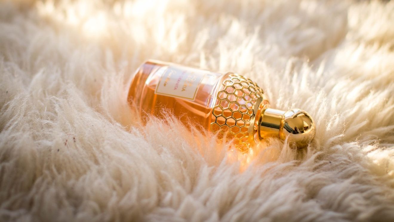Producătorii europeni de parfumuri şi cosmetice se confruntă cu o penurie de materii prime din cauza războiului din Ucraina