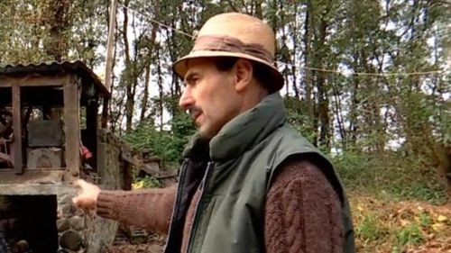 Un bărbat din Maramureș a transformat o moară de porumb veche de peste 100 de ani într-o sursă de energie electrică / „Nu sting becurile, şi așa nu plătesc. Apa oricum curge"