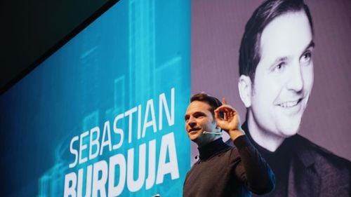 Sebastian Burduja îi solicită „imperativ” lui Nicuşor Dan să explice bucureştenilor cum îşi finanţează campania electorală, de unde vin banii şi legăturile pe care le are cu orice persoane afiliate cu Rusia / Ce îl leagă pe tatăl lui Burduja de Rusia