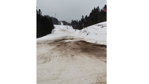 Secetă severă în Poiana Brașov: Lacul de acumulare Ruia aproape gol din cauza zăpezii artificiale / Autoritățile intenționează să pompeze apă în lac din rețeaua Companiei Apa Brașov