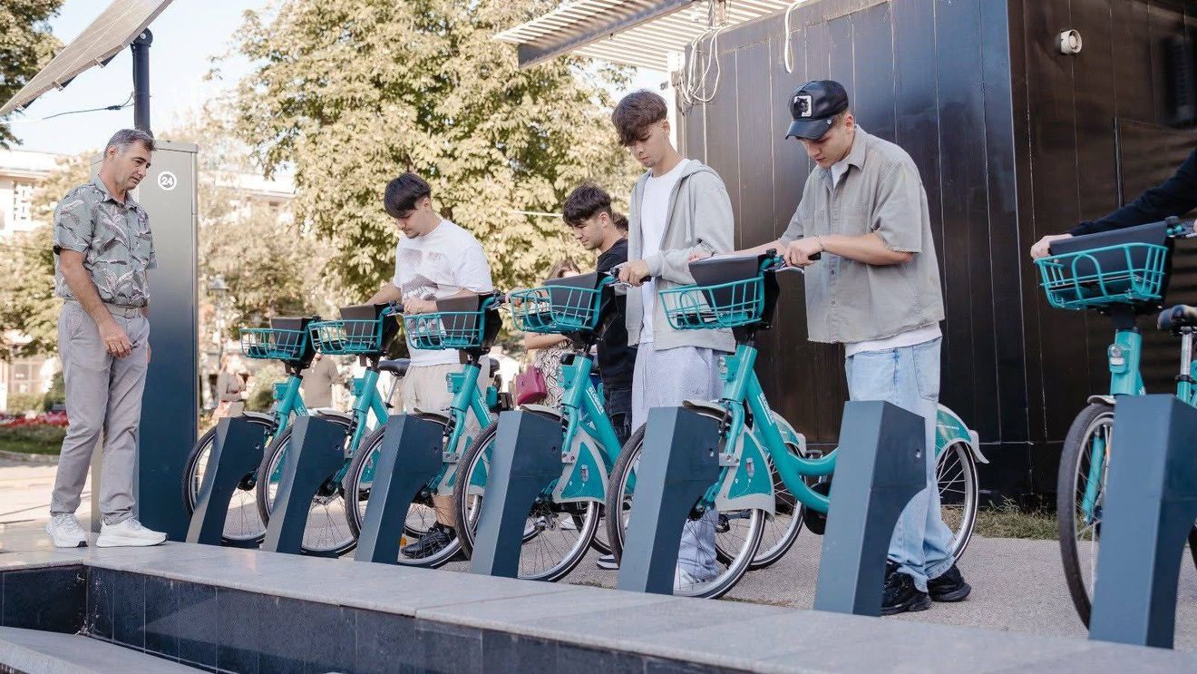 Primăria Drobeta-Turnu Severin a achiziţionat 240 de biciclete şi 10 triciclete pentru a fi închiriate de locuitori / Primarul Marius Screciu: De astăzi, bicicletele Velo City sunt disponibile pentru toţi cei care doresc să se deplaseze rapid, comod şi ecologic