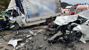 Patru persoane, implicate într-un accident la Vatra Dornei / Trafic restricţionat pe DN 17