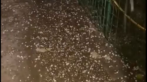 VIDEO Grindină de mari dimensiuni în Capitală, cod roșu de vijelii