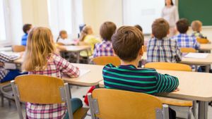 De ce este necesară educația financiară la copii, încă de mici. Doar așa pot evita greșelile părinților lor