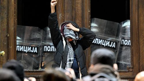 Opt poliţişti răniţi şi 38 de persoane arestate după protestul opoziţiei din Serbia, care cere anularea alegerilor (evaluare a poliției sârbe)