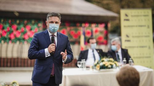 Președintele PNL Neamț, Mugur Cozmanciuc, a fost trimis în judecată de DNA pentru trafic de influență / El ar fi cerut mită 500.000 de lei pentru numirea unui director la Apele Române