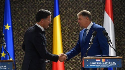Antiteză totală între cei doi candidați la șefia NATO: Mark Rutte s-a dus la Istanbul cu avion economic plătit din propriul buzunar, Klaus Iohannis călătorește cu avion privat de lux și secretizează costurile