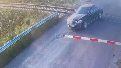 Presa locală: Mașina vicepreședintei Consiliului Județean Satu Mare a trecut printre barierele CFR lăsate