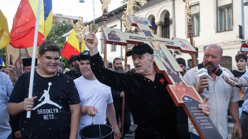FOTO Becali a citit rugăciuni şi a intonat cântări bisericești pe traseul pe care s-a desfășurat „Bucharest Pride”