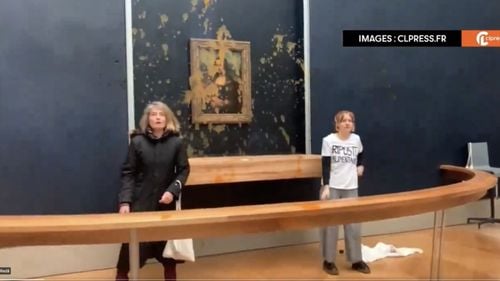 Activiste ecologiste au stropit cu supă pictura Mona Lisa, aflată la Luvru și protejată de un geam din sticlă. Activistele cer o „alimentaţie sănătoasă şi durabilă” şi denunţă un „sistem agricol bolnav”