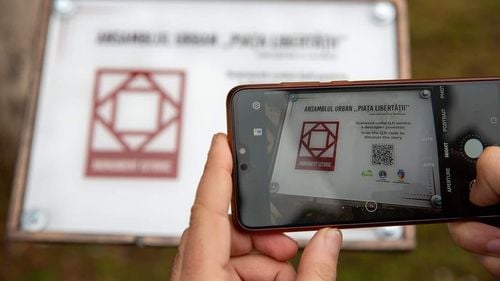 Plăcuţele de promovare turistică vor avea cod QR / Informaţiile sunt disponibile în 32 de limbi