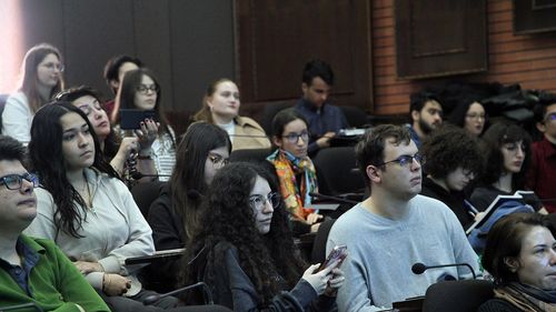 Ministerul Educaţiei a lansat în consultare metodologia privind echivalarea de către inspectorate a perioadelor de studii efectuate în străinătate