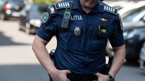 VIDEO | Un bărbat aflat în stop cardiac, căzut pe stradă, a fost salvat de polițiști prin resuscitare, până a sosit Ambulanța