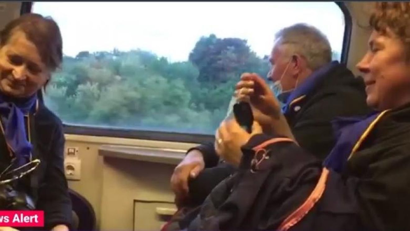 VIDEO Călători surprinși fără mască de protecţie şi vagoane pline la un tren Regio Sinaia-Bucureşti, deși masca este obligatorie / CFR Călători: Păstrarea distanţei sociale ţine de nivelul de conștiință al fiecărui călător