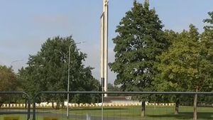 VIDEO Un monument simbolic din epoca sovietică a fost distrus la Riga