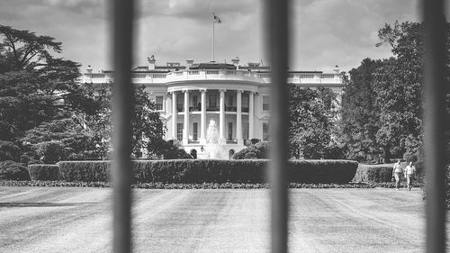 O mașină a intrat în gardul Casei Albe/ Șoferul a fost arestat