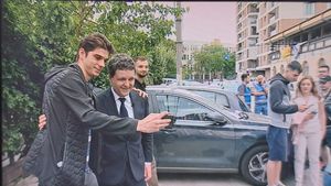 Nicușor Dan a făcut selfieuri cu studenții din Regie care așteptau la coadă să voteze: ”Au conștientizat momentul de cotitură și am venit să le mulțumesc / Îndemn lumea să iasă la vot”